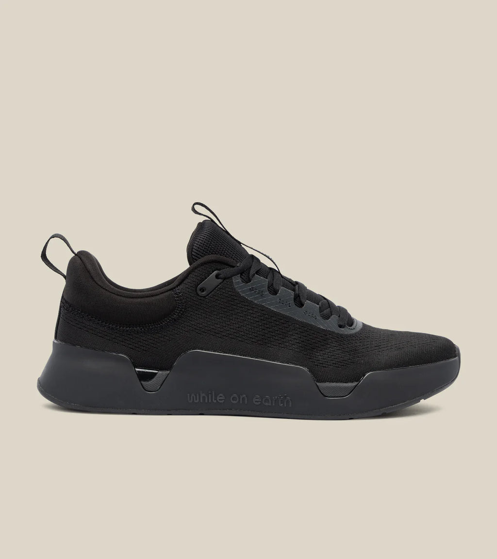 While On Earth Trainer Hydroknit | Black
