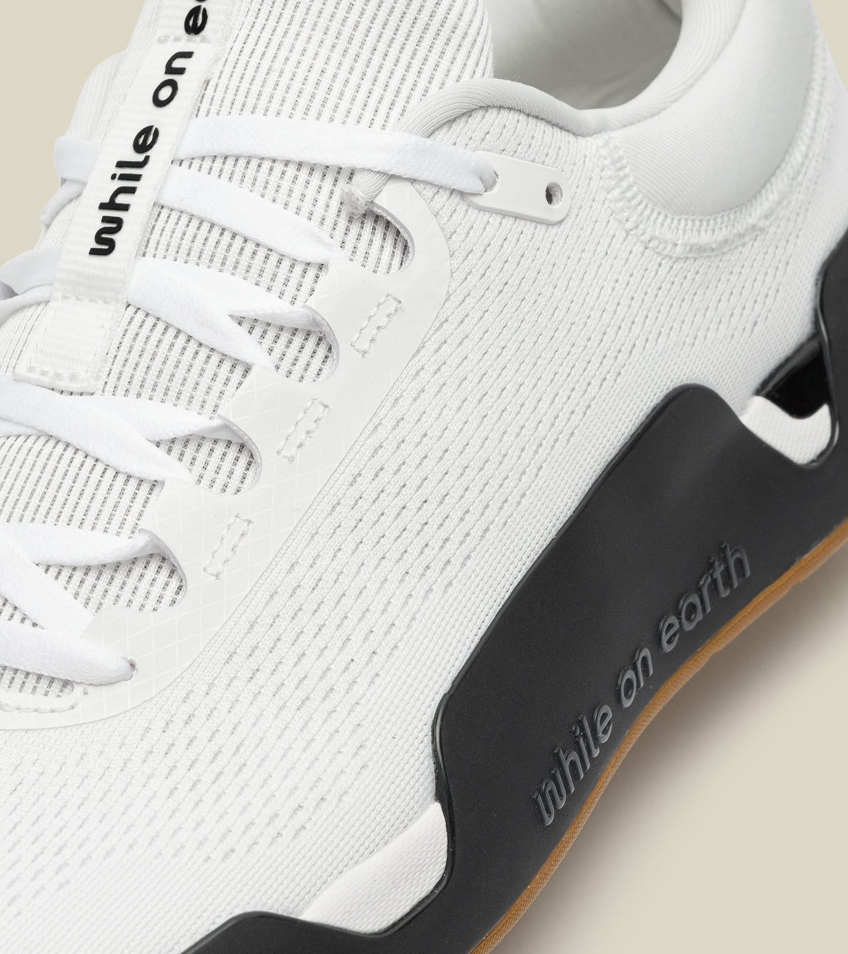 WHILE ON EARTH MOVE TRAINER | WHITE / BLACK GUM