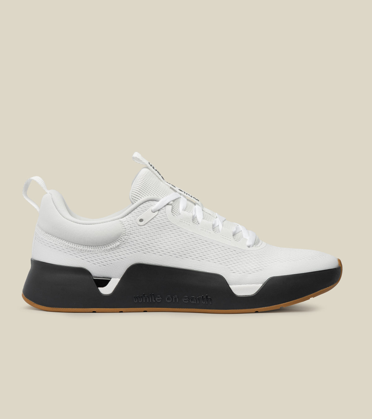 WHILE ON EARTH MOVE TRAINER | WHITE / BLACK GUM