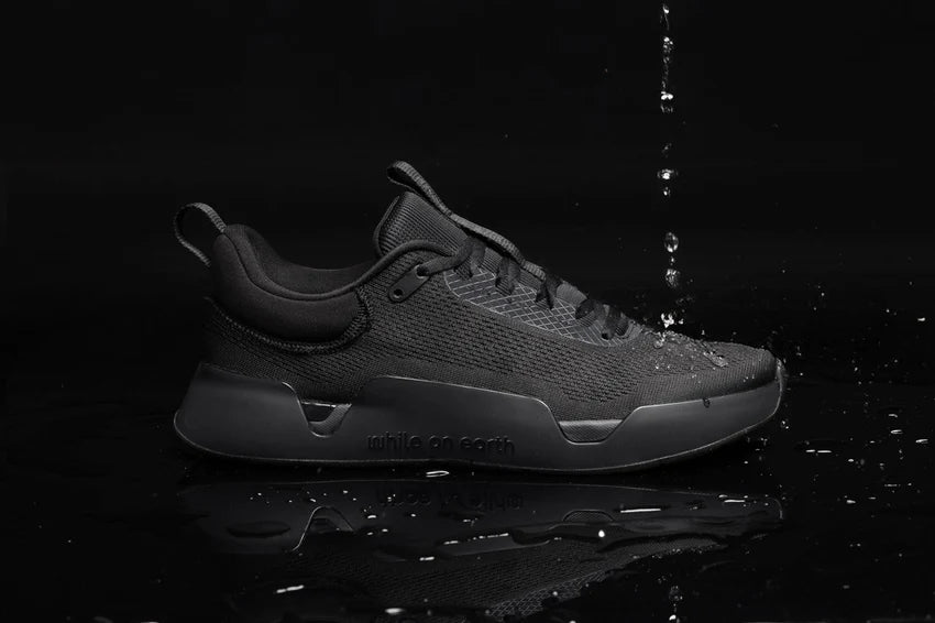 While On Earth Trainer Hydroknit | Black