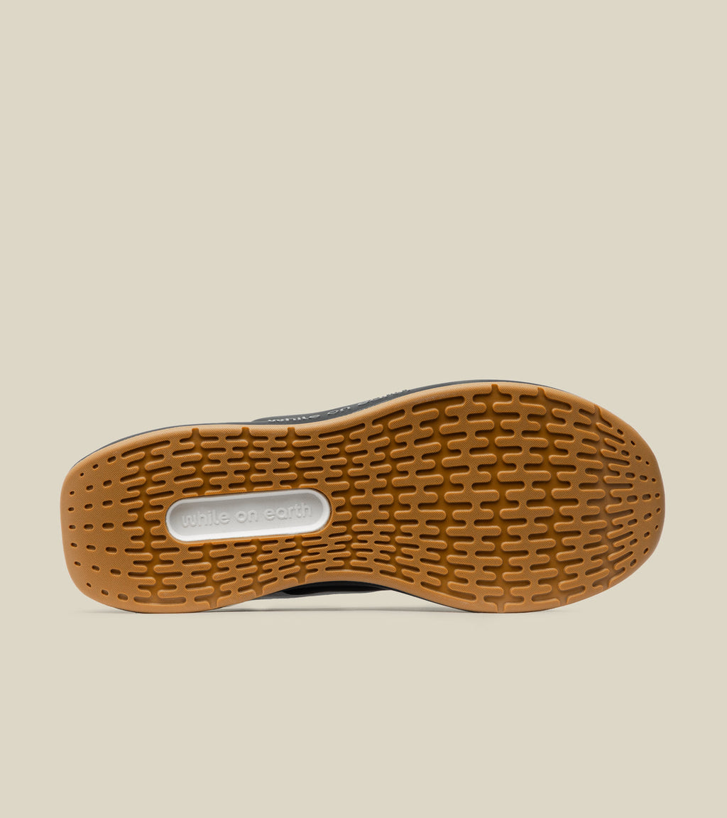 WHILE ON EARTH MOVE TRAINER | WHITE / BLACK GUM