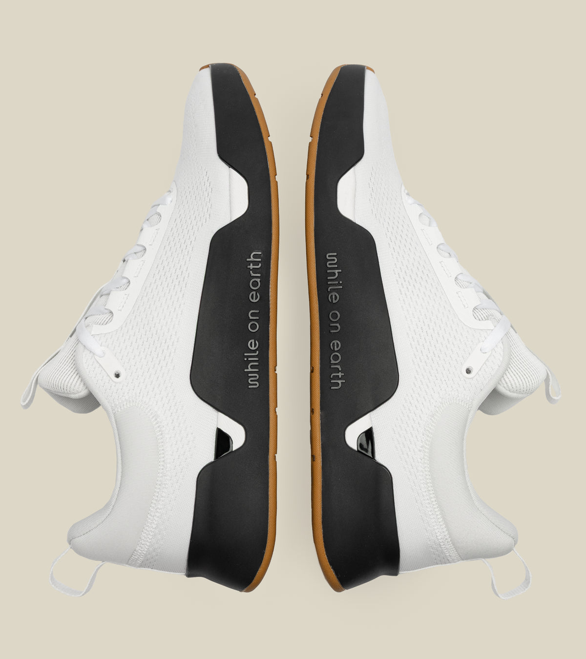 WHILE ON EARTH MOVE TRAINER | WHITE / BLACK GUM