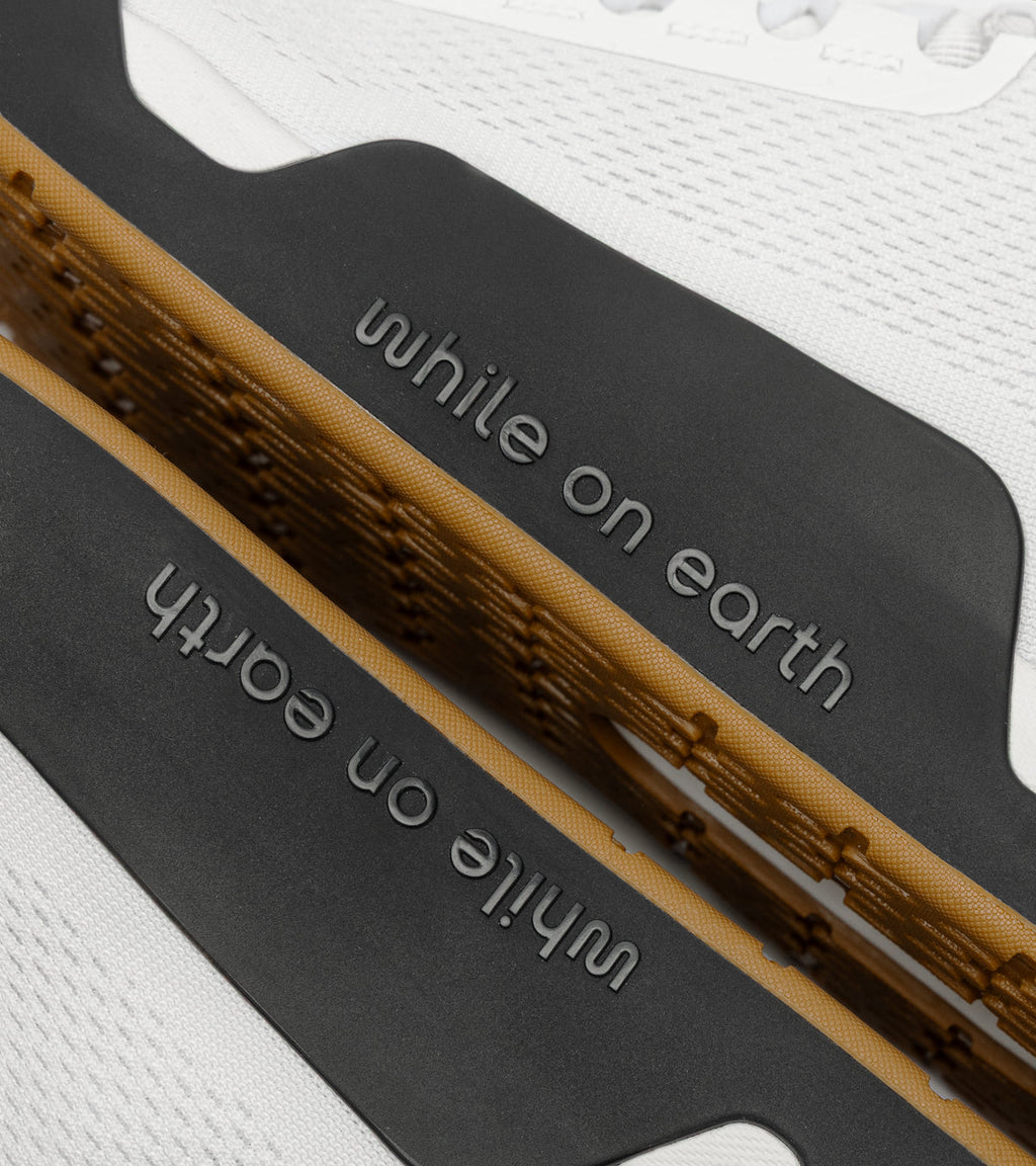 WHILE ON EARTH MOVE TRAINER | WHITE / BLACK GUM