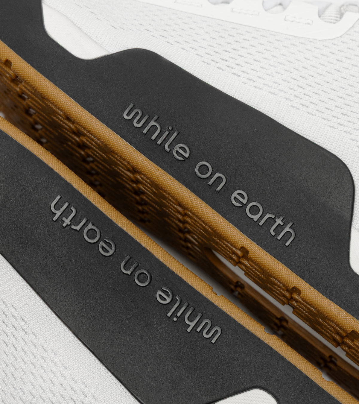 WHILE ON EARTH MOVE TRAINER | WHITE / BLACK GUM