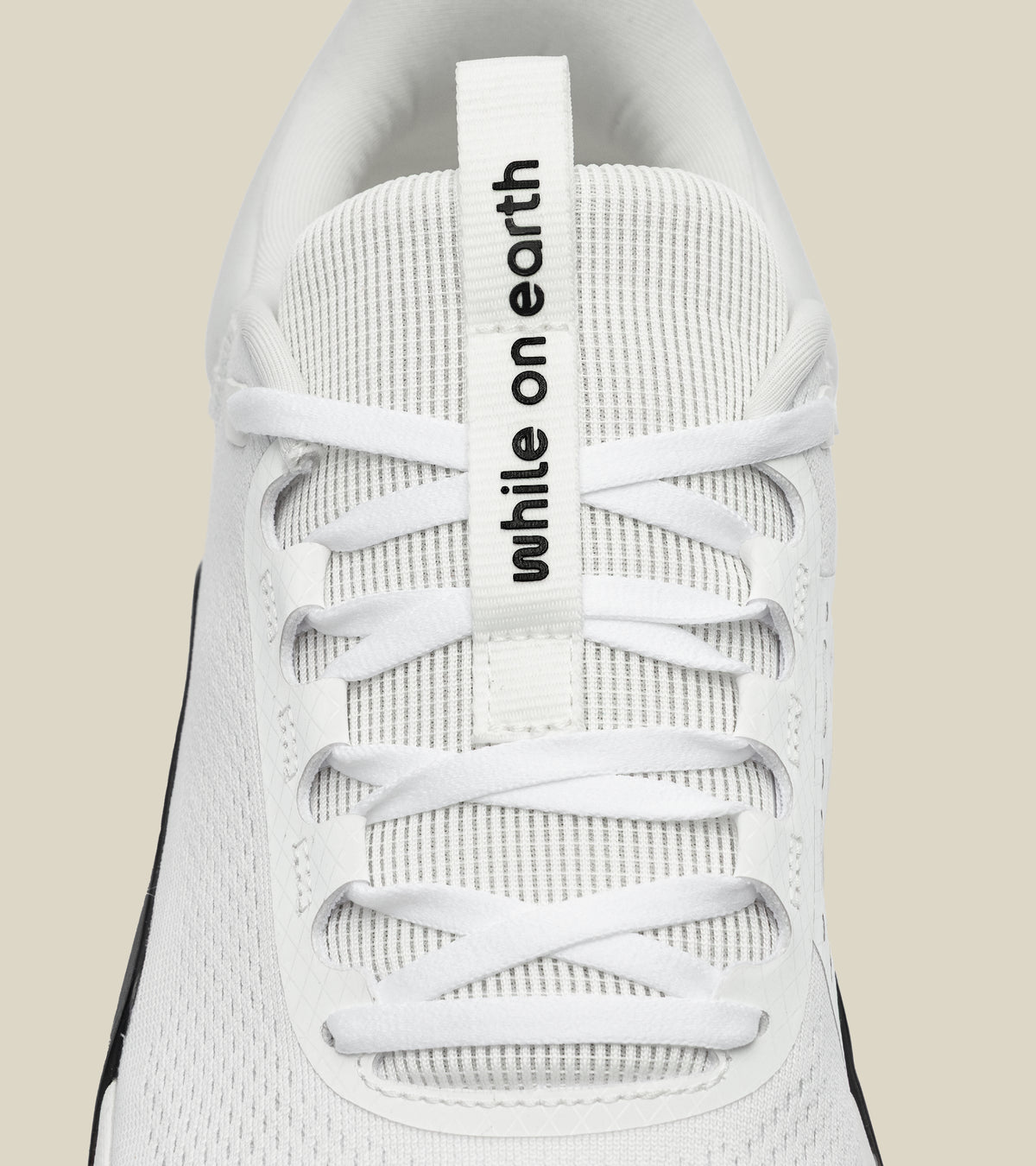 WHILE ON EARTH MOVE TRAINER | WHITE / BLACK GUM