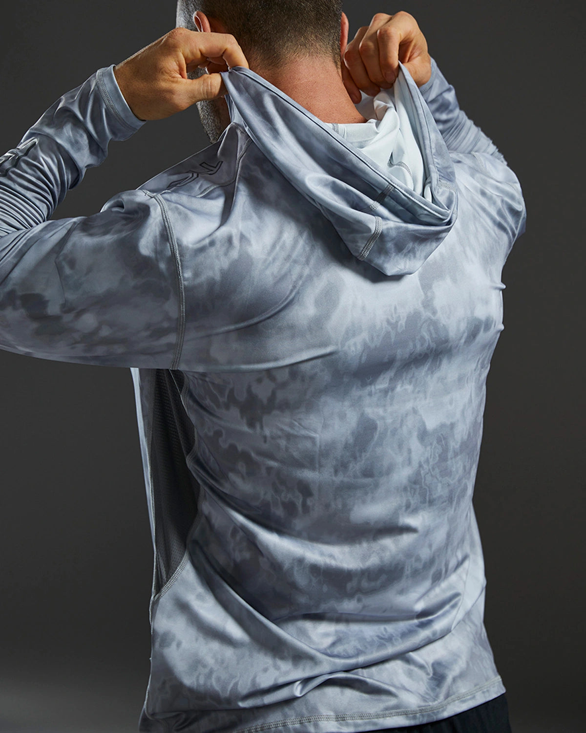 TYR SunDefense™ Men's Vented Hooded Shirt - Turbulent